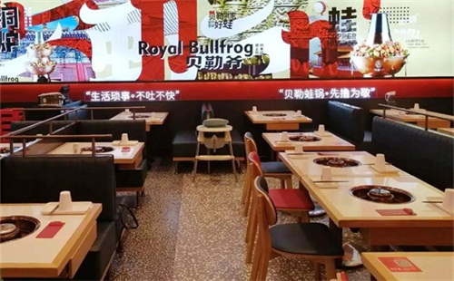 這家火鍋店開(kāi)放“堂食”第一天，客人都在排隊(duì).......