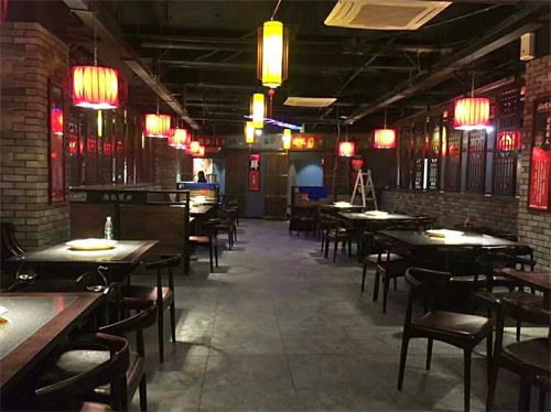 麻辣英雄重慶老火鍋南寧店火鍋桌椅實拍圖