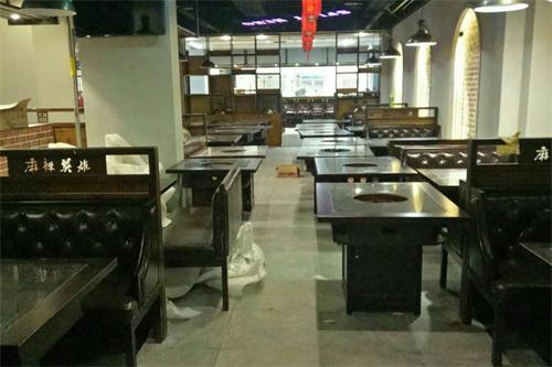 麻辣英雄重慶老火鍋英德店火鍋桌安裝現(xiàn)場