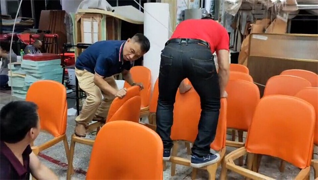 總經理跳上椅子框架，親自示范如何檢測質量