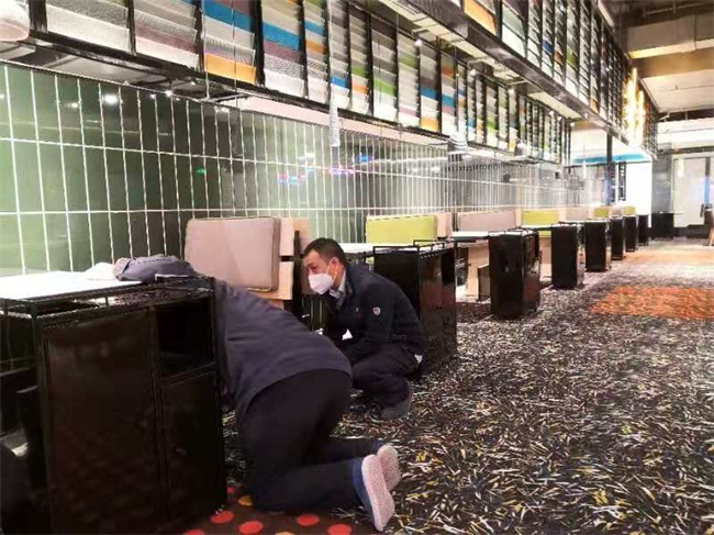 海德利家具創始人谷先生到稻香餐廳指導家具安裝