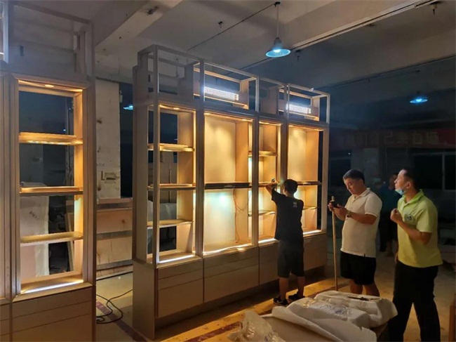 中國十大奢侈品牌之一溥儀眼鏡，實木不銹鋼展柜由海德利家具廠設計生產，出廠前做質量檢查