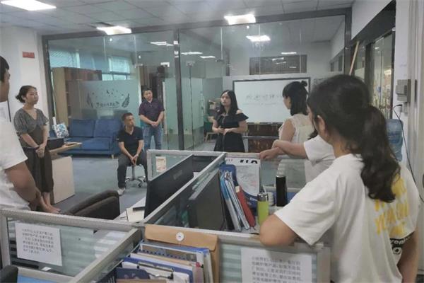 奮進(jìn)成就自我》--記海德利邀請(qǐng)獵聘網(wǎng)工作人員分享成功經(jīng)驗(yàn)